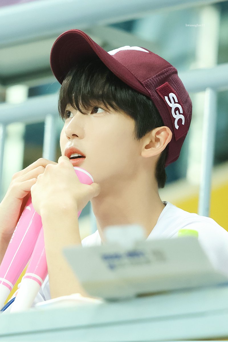 hwiranghae11's tweet photo. 230705 #tnx #은휘 #hwi
시구 또 해요..⚾️ https://t.co/FMFw2VUUQh