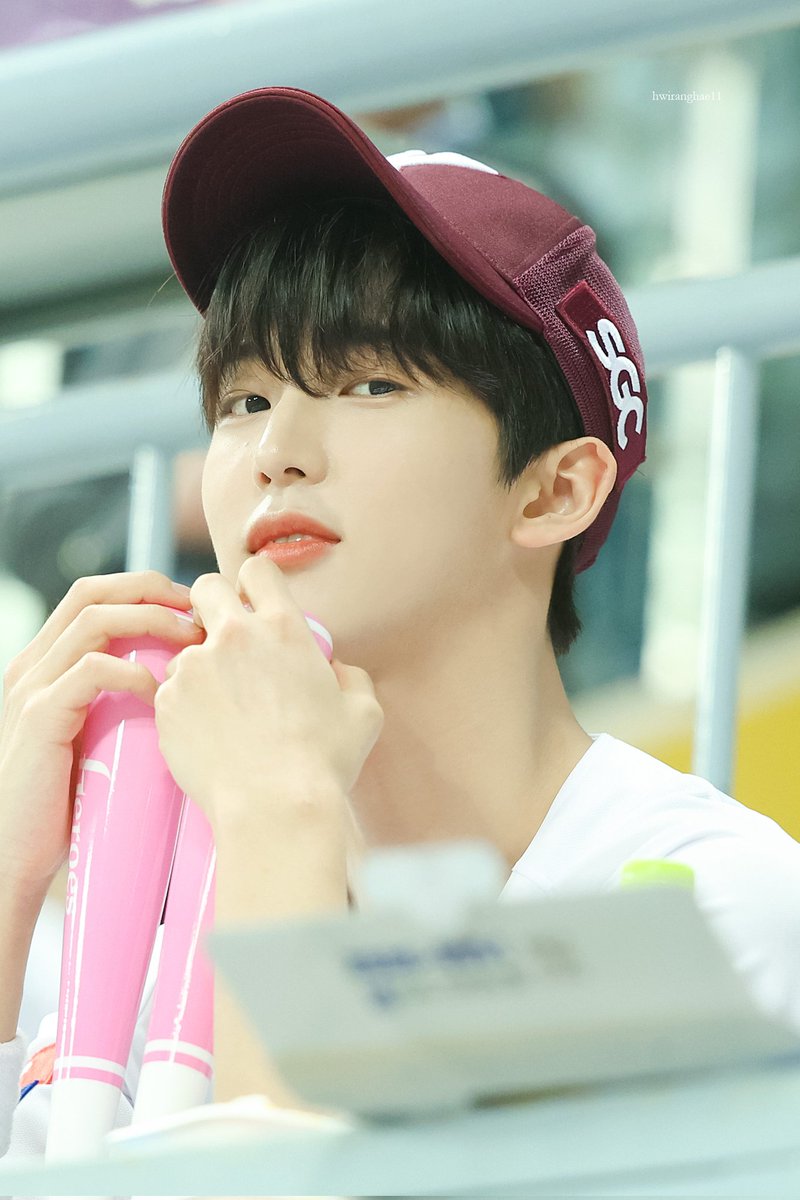 hwiranghae11's tweet photo. 230705 #tnx #은휘 #hwi
시구 또 해요..⚾️ https://t.co/FMFw2VUUQh