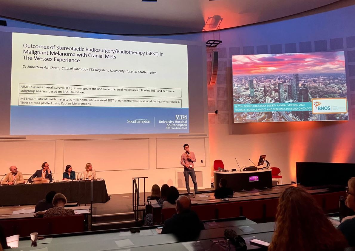 Our very own Dr Jonathon Ah-Chuen, Clinical Oncology Registrar presenting the Wessex SRS service experience and outcomes for melanoma patients
@BNOSofficial
@UHS
#Manchester #AlwaysImproving #ClinicalOncology #Radiotherapy #SRS #SRT