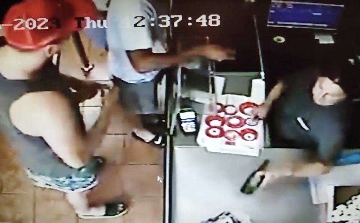 L'uomo ripreso in questa telecamera di sicurezza si trovava ieri in un mini-market in Bosnia. In costume e  canotta si aggirava tra le corsie con gli amici in cerca di birre e succhi di frutta. Giunto alla cassa per pagare, la cassiera Dina, guardandolo bene, e notando la sua