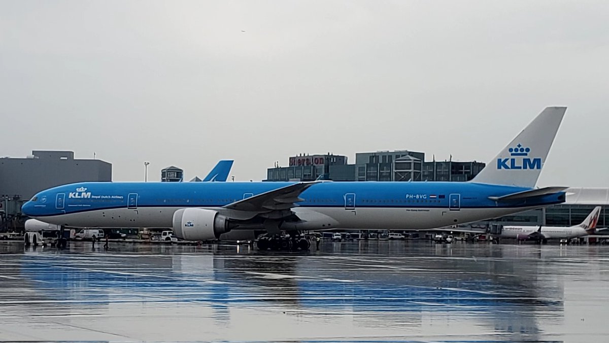 veryboeing's tweet photo. Two days in a row spotting KLM #B777 -306(ER) #PHBVG in CYYZ https://t.co/ZG9mZJc7A0