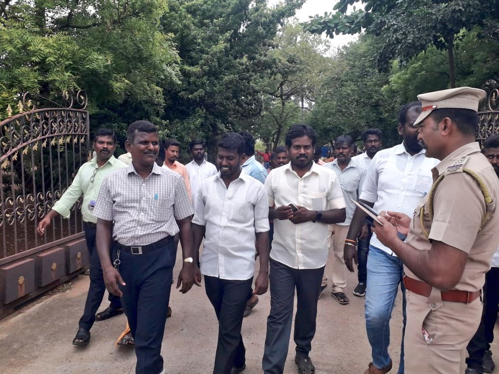 Muthupandi003's tweet photo. விட்டிலாபுரம் கிராம மாணவர்களை பொய்வழக்கிற்காக  கைதுசெய்ததை கண்டித்து
நெல்லை சரக போலிஸ் டி.ஐ.ஜி
அலுவலகம் முற்றுகை போராட்டத்தில் கலந்துக்கொண்டபோது https://t.co/P3n1KeEhrz