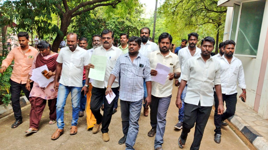Muthupandi003's tweet photo. விட்டிலாபுரம் கிராம மாணவர்களை பொய்வழக்கிற்காக  கைதுசெய்ததை கண்டித்து
நெல்லை சரக போலிஸ் டி.ஐ.ஜி
அலுவலகம் முற்றுகை போராட்டத்தில் கலந்துக்கொண்டபோது https://t.co/P3n1KeEhrz