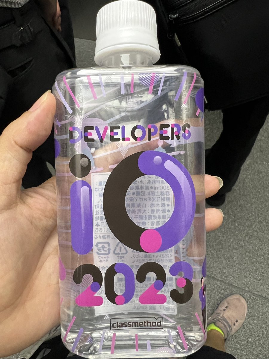 macocloud's tweet image. 水のボトルかわいい〜センスいいね👍　#devio2023 #classmethod
