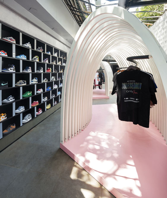 Some people have insane collections in India. A room full of sneakers, imagine that, <a href="/PrabalBaghla/">prabal baghla</a>, cofounder, @SoleSearchindia, tells <a href="/lennyspeaks/">Lhendup G Bhutia</a> shorturl.at/eMN58