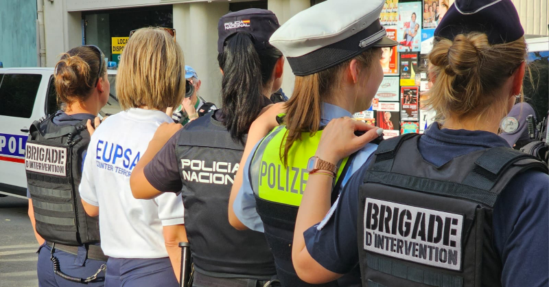 EUHomeAffairs's tweet photo. 🤝 #PSA team! Protecting together

A new 🇪🇺 PSA security mission has been deployed for the first time in Avignon 🇫🇷, to support police, authorities and organisers of the 77th @FestivalAvignon

Founded in 1947 by Jean Vilar, every year in July, Avignon becomes a city-theater 👇