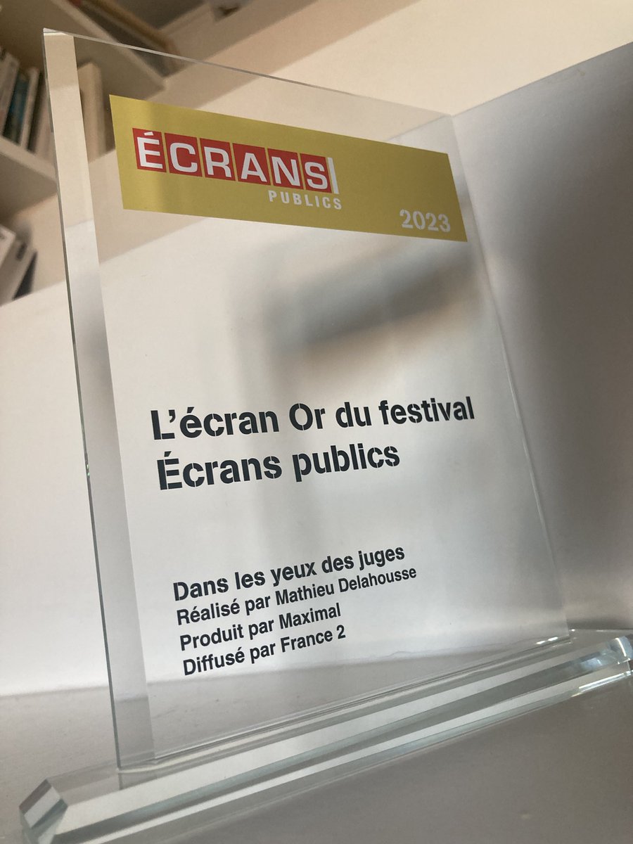 Fier que « dans les yeux des juges » ait reçu hier soir ce prix « or » du Festival Écrans Public @acteurspublics avec les amis Damien Vercaemer 🎥, Laurent Schwartz 🎤 et Anne Lorriere 🖥. Avec Maximal @MediawanFr et l’équipe de @France2tv de @infrarougeF2 #justice