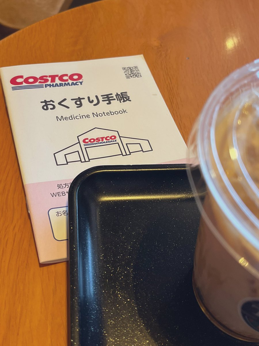 imknmrn's tweet photo. スタバの新作みたいな顔でスタバの袋に綺麗におさまってるイソバイドちゃんと新しく作ってもらったコストコのおくすり手帳💊📓 https://t.co/L3QMDWeFnC