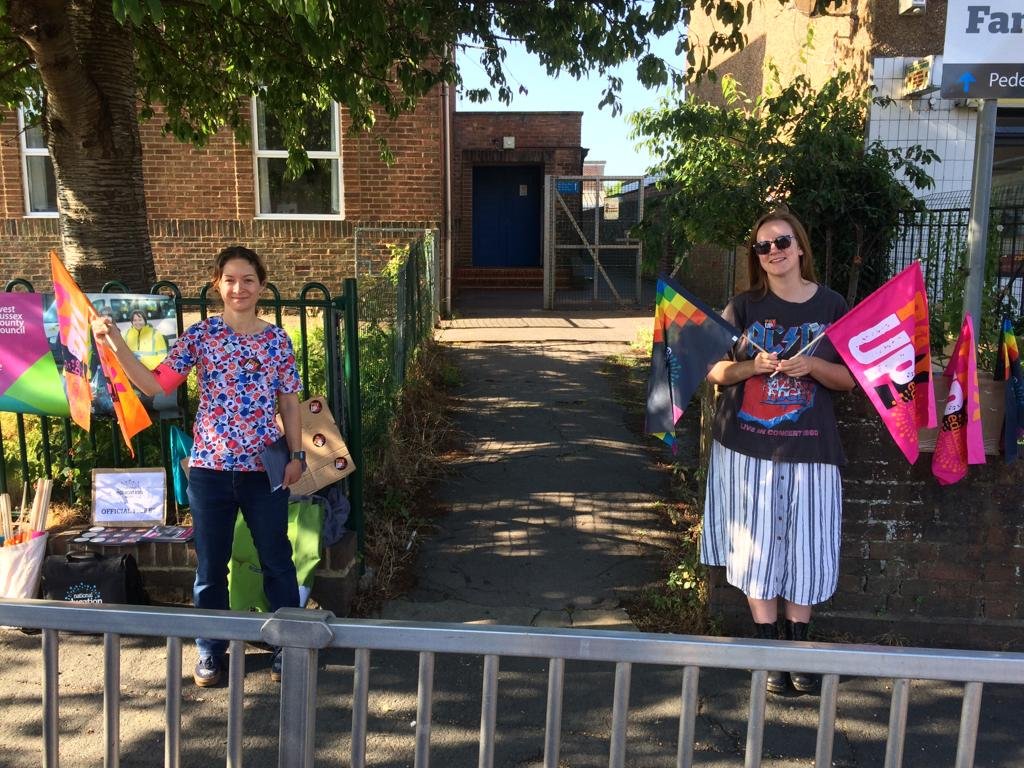 SouthEastNEU's tweet image. Durrington Infants and Juniors, Worthing picket. Show your solidarity for striking teachers today. #DoYourJobGill #SaveOurSchools #StandUpForEducation