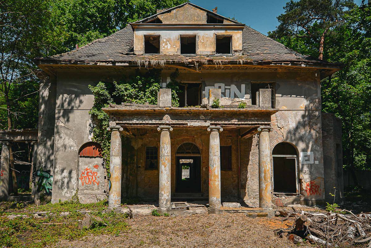 iamkosmonaut's tweet photo. A new short little post is up on the site - this time we explored the remnants of two 100 year old Villas once occupied by the Soviet Military #brandenburg #urbex  #Germany 

https://t.co/MphR4KNbVQ https://t.co/q19SjnXJCn