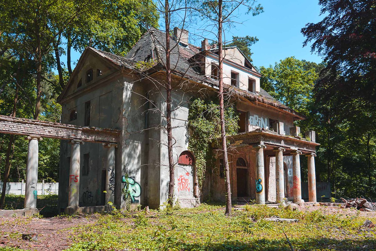 iamkosmonaut's tweet photo. A new short little post is up on the site - this time we explored the remnants of two 100 year old Villas once occupied by the Soviet Military #brandenburg #urbex  #Germany 

https://t.co/MphR4KNbVQ https://t.co/q19SjnXJCn