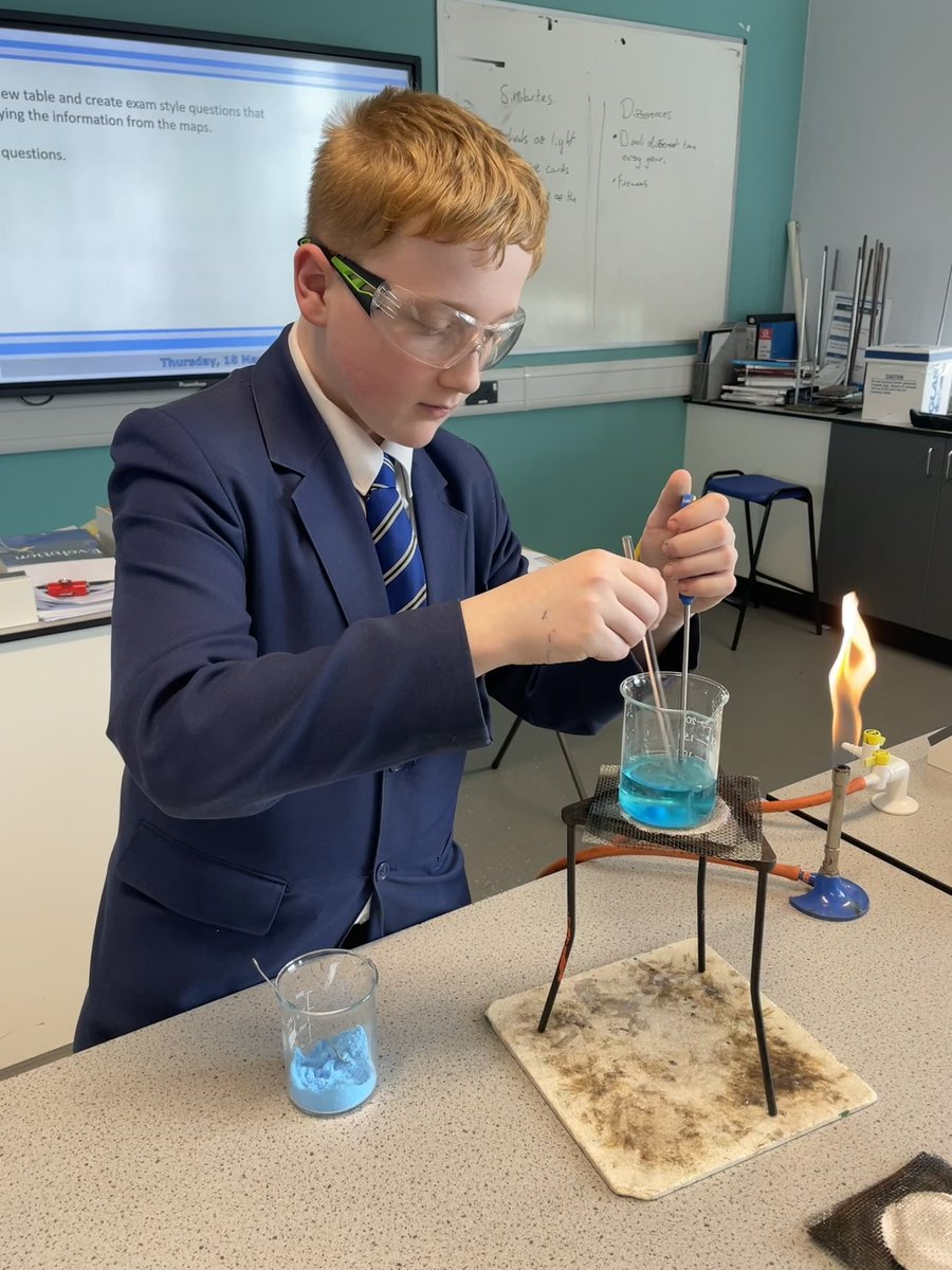 nieperscience's tweet photo. Soon to be Scientist making crystals. Look how those little seedlings become giant crystals after 3 weeks of stirring @nieperacademy #crystalclub https://t.co/uUSabuW8br