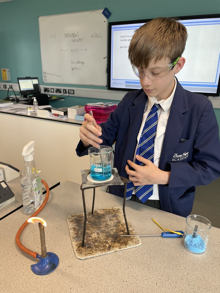 nieperscience's tweet photo. Soon to be Scientist making crystals. Look how those little seedlings become giant crystals after 3 weeks of stirring @nieperacademy #crystalclub https://t.co/uUSabuW8br
