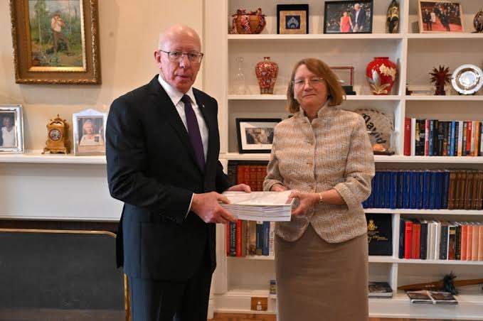 MFWitches's tweet photo. There’s not much that’s more Aussie these days than a #Robodebt report about corrupt Prime Ministers, corrupt senior government Ministers and corrupt senior Public Servants being ceremoniously handed over to a corrupt Governor General, is there?

Oi Oi Oi

#Straya https://t.co/EvqY0ud4Sx