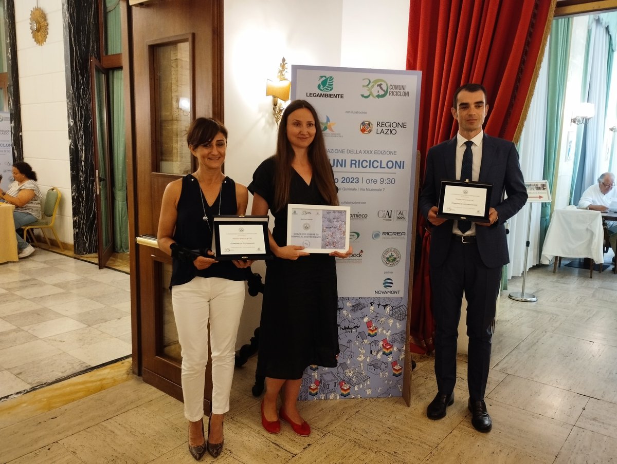 Il Premio Speciale #CIC, assegnato nell'ambito della premiazione dei #ComuniRicicloni, è stato consegnato ai 4⃣ comuni italiani coinvolti nel <a href="/SirclesProject/">Sircles Project</a>. ✅ Complimenti ai comuni di #Alberobello, #Locorotondo, #Noci e #Putignano 🤩👏

<a href="/EcoForumLegamb/">EcoForum</a> <a href="/Legambiente/">Legambiente</a>