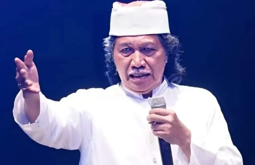 timursuprabana's tweet photo. : ribuan orang melangitkan doa memohonkan kesembuhan bagi emha ainun nadjib. ribuan lainnya menggumamkan pengharapan baik. semoga Tuhan berbelas kasih mengabulkan doa dan pengharapan itu. https://t.co/ySIyzBcRSy