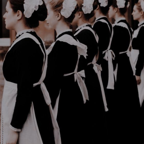 MildLoveS's tweet photo. ระบบคนใช้แบบง่าย ๆ

Housekeeper [หัวหน้าแม่บ้าน] – Butler [หัวหน้าพ่อบ้าน]
Lady’s Maid [สาวใช้ส่วนตัวหญิง] – Valet [คนใช้ส่วนตัวชาย]
Footmen
Kitchen &amp; Scullery Maids [คนครัว , สาวใช้อายุน้อยเป็นผู้ช่วยแม่บ้านในครัว (สาวใช้ล้างชาม)] – House Maid [สาวใช้ทั่วไป] https://t.co/C1GhzccXMO