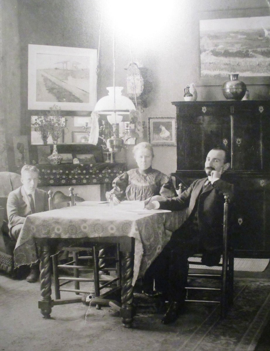 AliciaMimundo's tweet photo. 4. Johanna se volvió a casar en 1901 con el pintor Johan Cohen Gosschalk, enviudando en 1912. Vivió en Nueva York de 1915 a 1919, que regresaría a Ámsterdam. Murió a los 62 años, el 2 de septiembre de 1925, en Laren, Países Bajos. 

Su legado para el mundo y la historia del arte fue posible debido a su sensibilidad, visión artística y tesón. A ella debemos que hoy conozcamos, valoremos y admiremos la obra de Vincent Van Gogh. Vio calidad, cuando nadie lo hacía, en la obra de un pintor que el público ni valoraba ni apenas conocía y poniéndose en contacto con los más acaudalados e importantes marchantes de arte de su época, llevó su pintura al gran público, cumpliendo así la gran meta de su vida, que no fue otra, que ver el reconocimiento en todo el mundo al trabajo de su cuñado Vincent van Gogh. 

Nunca se desprendió de un cuadro que consideraba el más valioso: “Almendro en flor”, el óleo que fue realizado por el artista para celebrar el nacimiento de su sobrino (foto 3) 

Espero que os haya gustado o, al menos, parecido interesante.
Gracias por leerme.