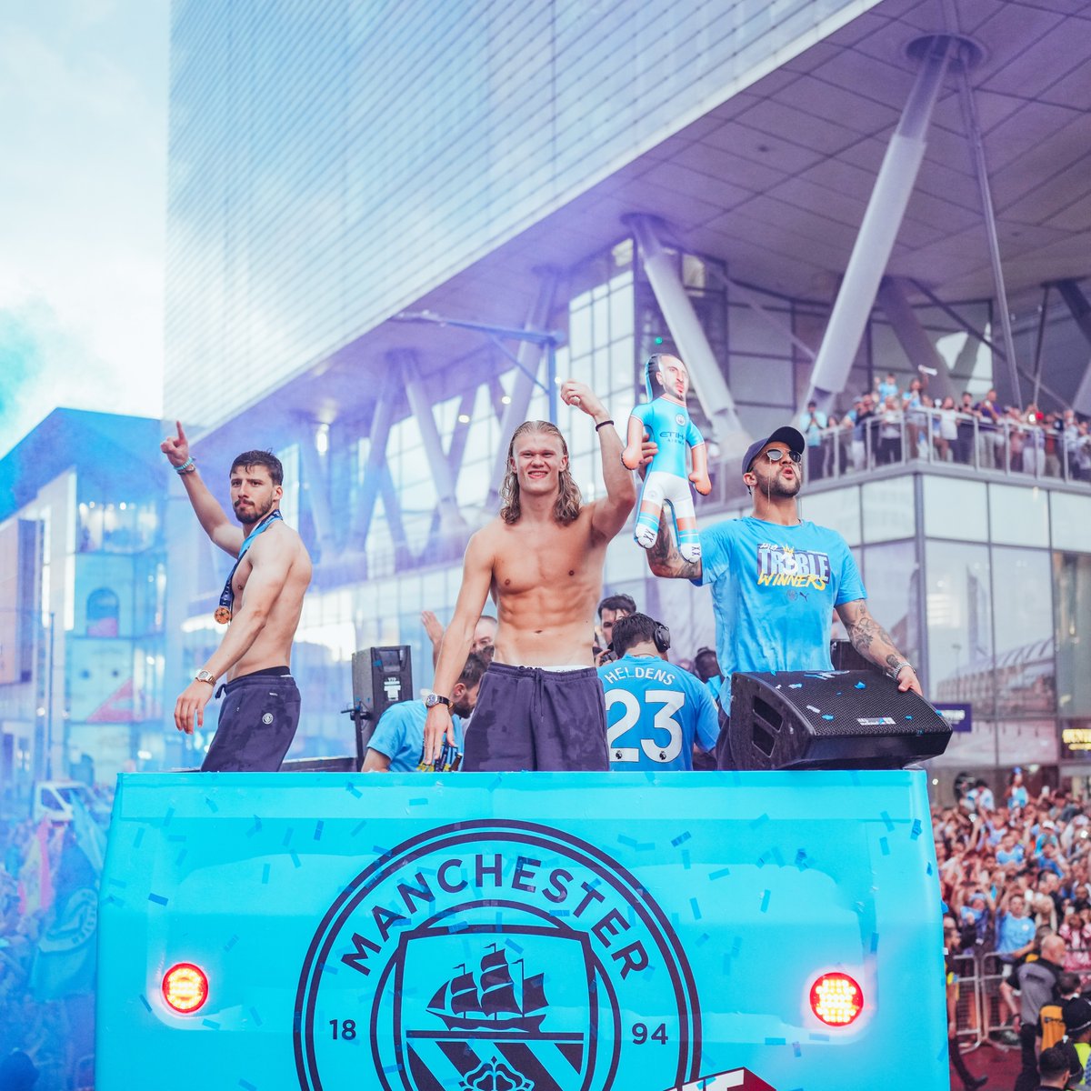 ManCity's tweet photo. Happy Friday! 🙌 https://t.co/2TVcHD4r7g