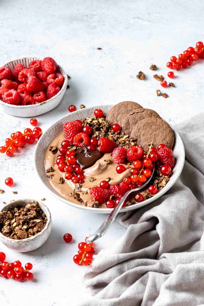 It’s Wimbledon season baby🥳 What screams Wimbledon better than Berries & Cream🍒? This plant based Chocolate Yoghurt Bowl with red berries & a generous drizzle of our Dairy Free Organic Chocolate & Hazelnut Spread🤤 Find our Chocolate Spread on Ocado & enjoy! #YummyNakedGoodness