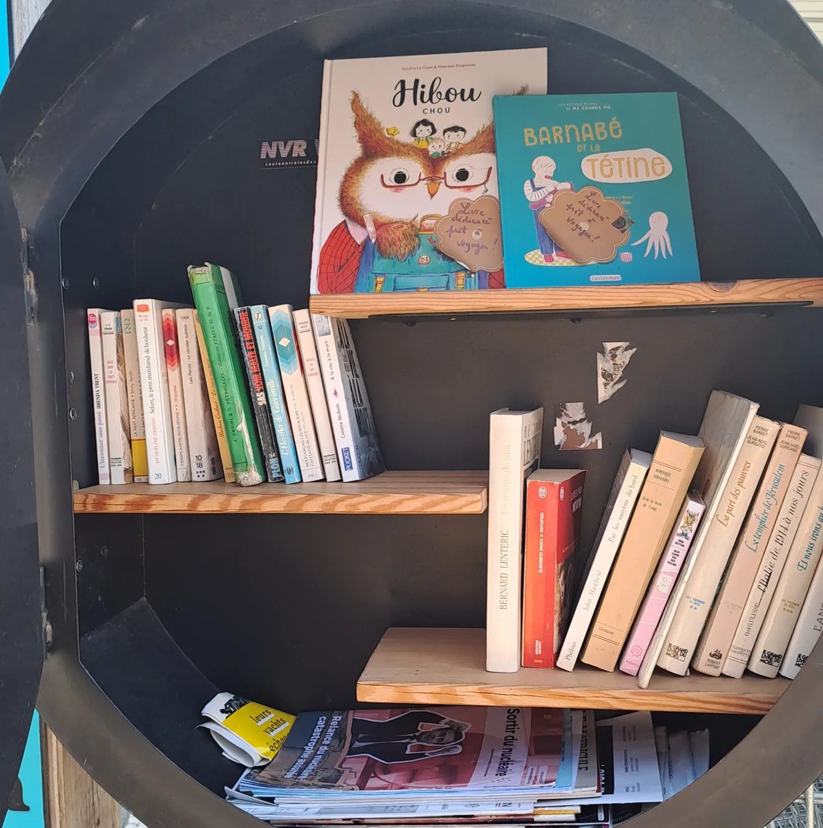 Drawoua's tweet image. Dans une boîte à livres de #Rennes, je dépose deux livres dédicacés, prêts à partir en voyage pour les #vacances ici ou loin, peu importe ! #boitealivres #livresvoyageurs @metropolerennes #livres #albumjeunesse