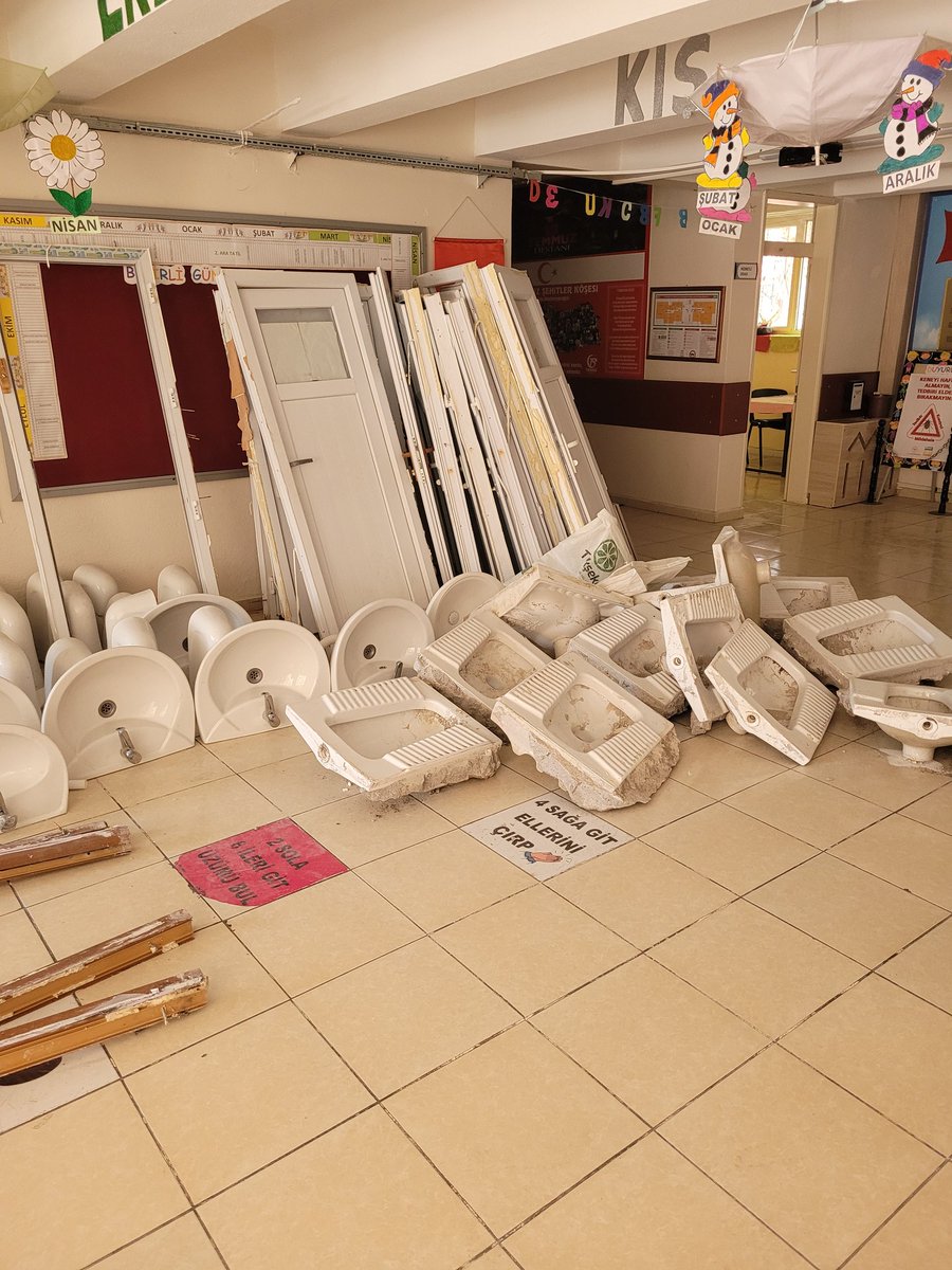 Atanıp öğretmen olarak çalışmam gereken okulda inşaatta çalışıyorum.
Beni atanamayanlar utansın diycem ama utanırlar mı ? 
Ağlamamak için kendimi zor tutuyorum kendimi.
Okuduğum okula emeklerime...
DEVLETİME GÜVENMİYORUM ARTIK ‼️
#DevletHocam2022atamasende