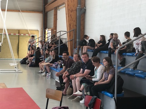 Clg_Salengro's tweet photo. Dernier jour de classe qui voit s'affronter les élèves et leurs professeurs dans un tournoi de badminton convivial. 
@AcLille 
#desden62 https://t.co/yB0V9q9EpX