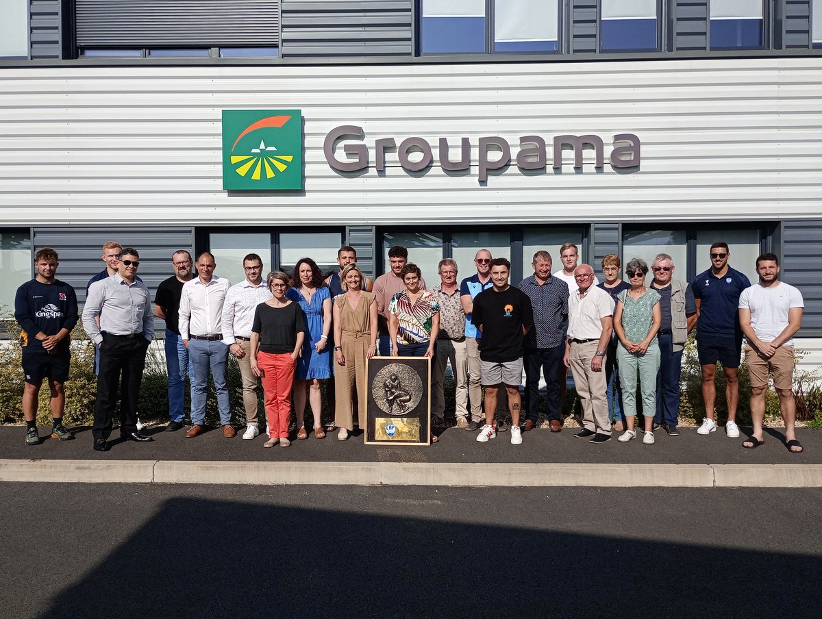 Accueil du CAP rugby dans nos locaux #Groupama de Boulazac, pour la présentation de leur bouclier champion N2. Félicitations au Club et aux Joueurs ! Fier d'être #partenaire et de partager ces #Valeurs du sport.
#proximite #solidarite