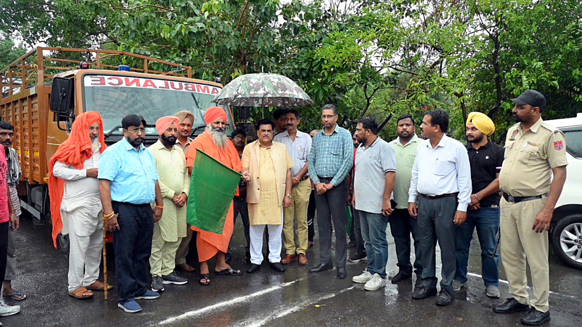 mcldhofficial's tweet photo. MLA Bagga flags off vehicles for lifting stray cattle after MC signs agreement with gaushala to lift 500 stray cattle from city roads.
.
.
.
#mlabagga #straycattle #municipalcorporation #gaushala #animalwelfare #ludhiananorth #publicservice #mcl #mcludhiana https://t.co/x4j0fLSeWM