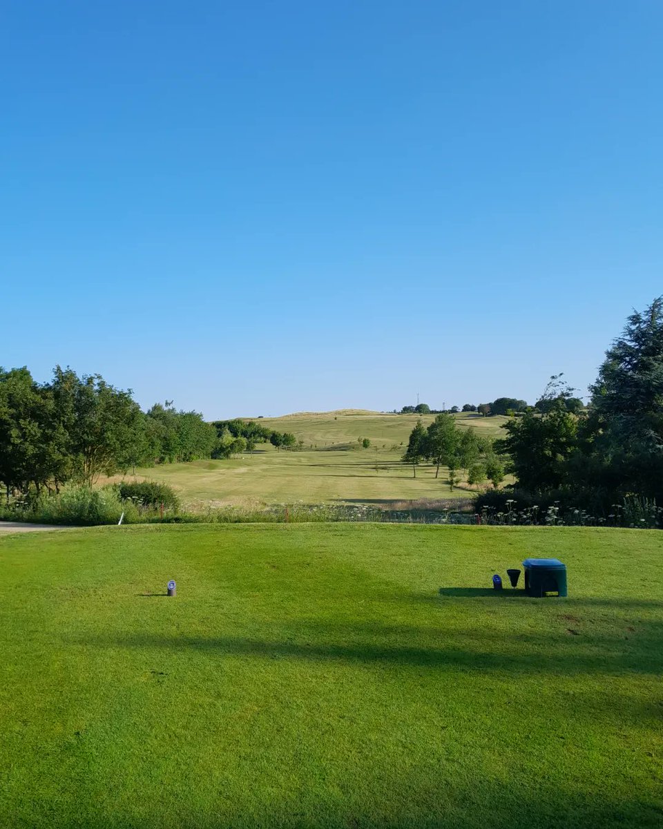 CaddingtonGolfC's tweet image. Putting the finishing touches in for the #weekend 

#golfready⛳️ #caddingtongolfcourse #greenkeeping #golfcoursemaintenance