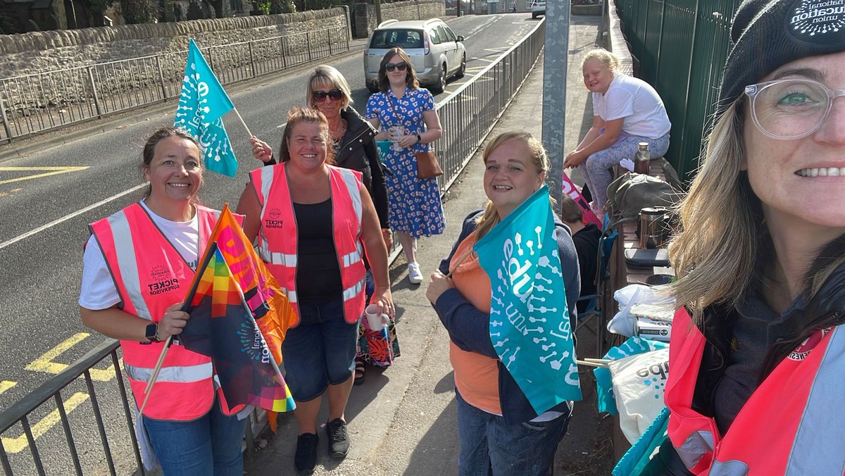 We’re on the picket line on strike again today! Solidarity with all education staff either striking or choosing to not cross a picket line. 
@DanielKebedeNEU 
@cyclingkev 
@MaryBoustedNEU 
@NEUnion 
@neu_durham 

#payup #wheresgill #payuprishi #educationisaright #neu