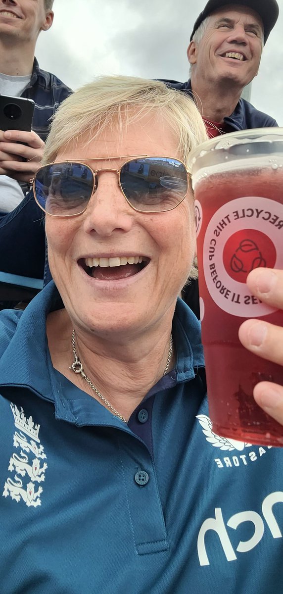 Pecka681's tweet photo. Thank you @TheBarmyArmy @englandcricket #Headingley 
My first time here and it didn't disappoint! https://t.co/pOt8YErQCp