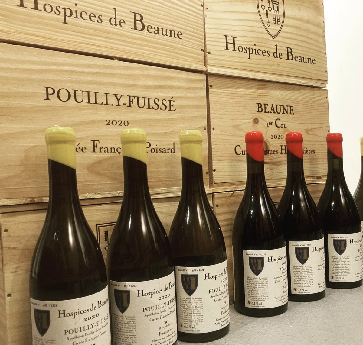 Les coffrets cadeaux pour nos #fundoviners ayant participé à notre opération de parrainage en pleine préparation !  

La distribution des bouteilles du domaine des hospices de Beaune a bien été effectuée ce week-end avec la tenue de la première AG au domaine des Ondines 🤗
