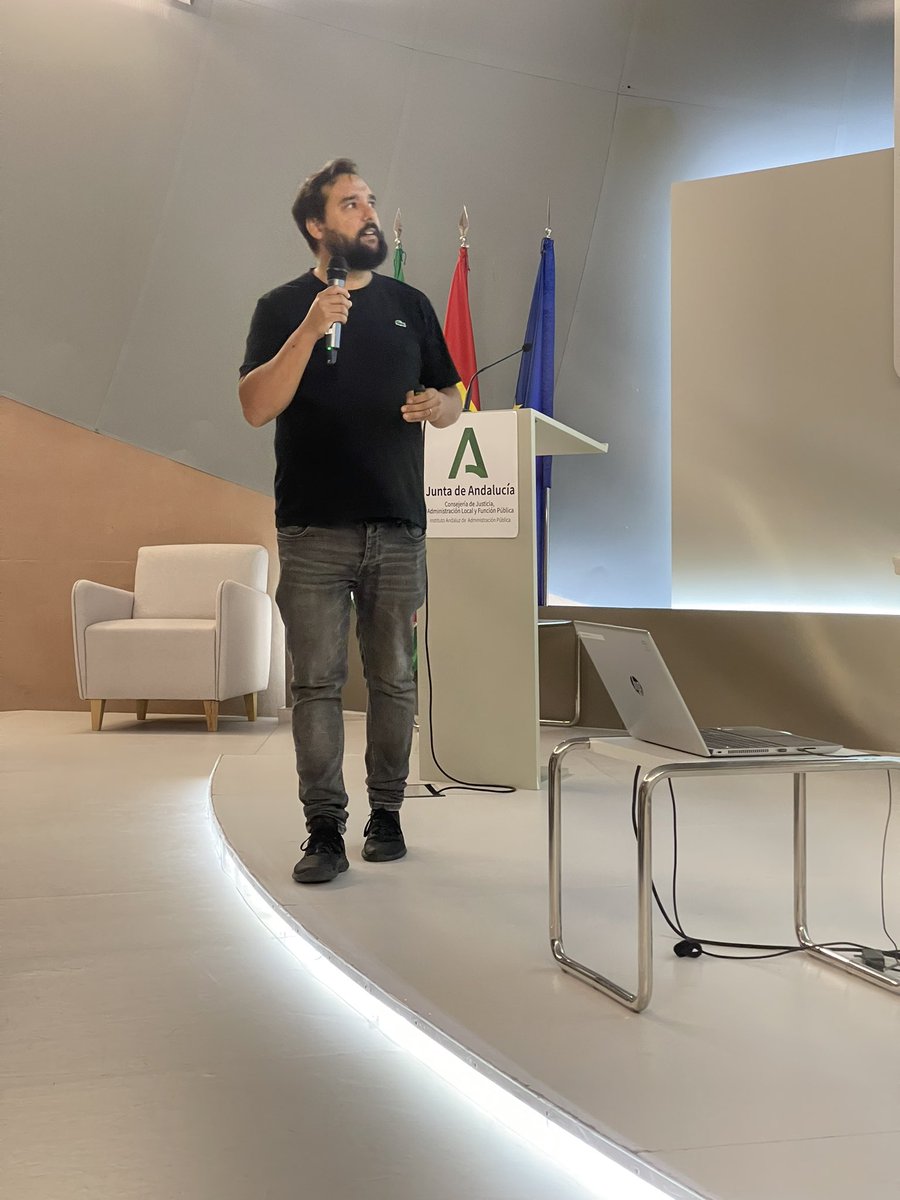 susanova's tweet image. Por fin, tras muchos años siguiéndole la pista, estoy en primera fila escuchando a @raulolivan, un maestro generando ecosistemas de innovación y teniendo redes de conocimiento.

Arranca #Innolab2023 💫