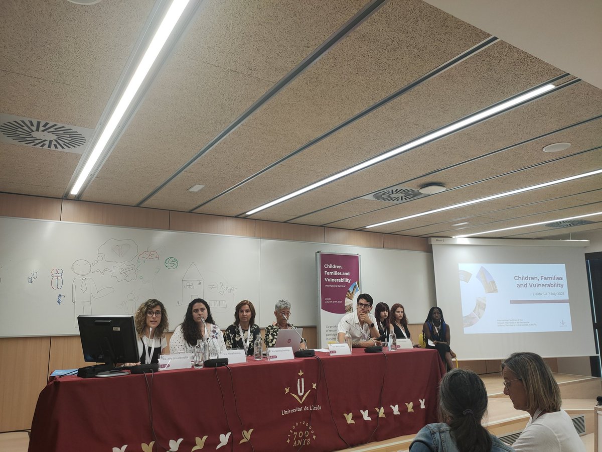 AinoaMateos's tweet photo. Tret de sortida al segon dia del Congrés internacional "Children, Famílies and Vulnerability" @AdolescenciaUdL. Amplifiquem les veus de les adolescents, donem espai i audiència seguint el model de @ProfLauraLundy #GIREFV. Co-produccions del triangle amb adolescents @GrupGRISIJ 🧵 https://t.co/wzcAUyKXjT