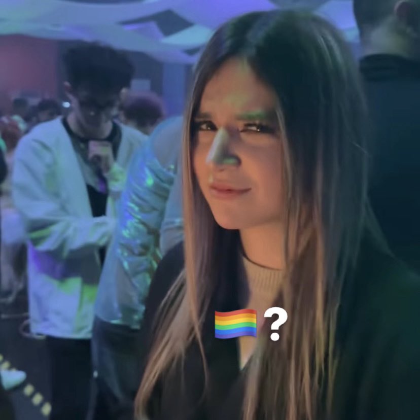 me da mucha curiosidad si ahí pollitos 🏳️‍🌈 JAKSJSJA es que quiero tener amigos así 😿