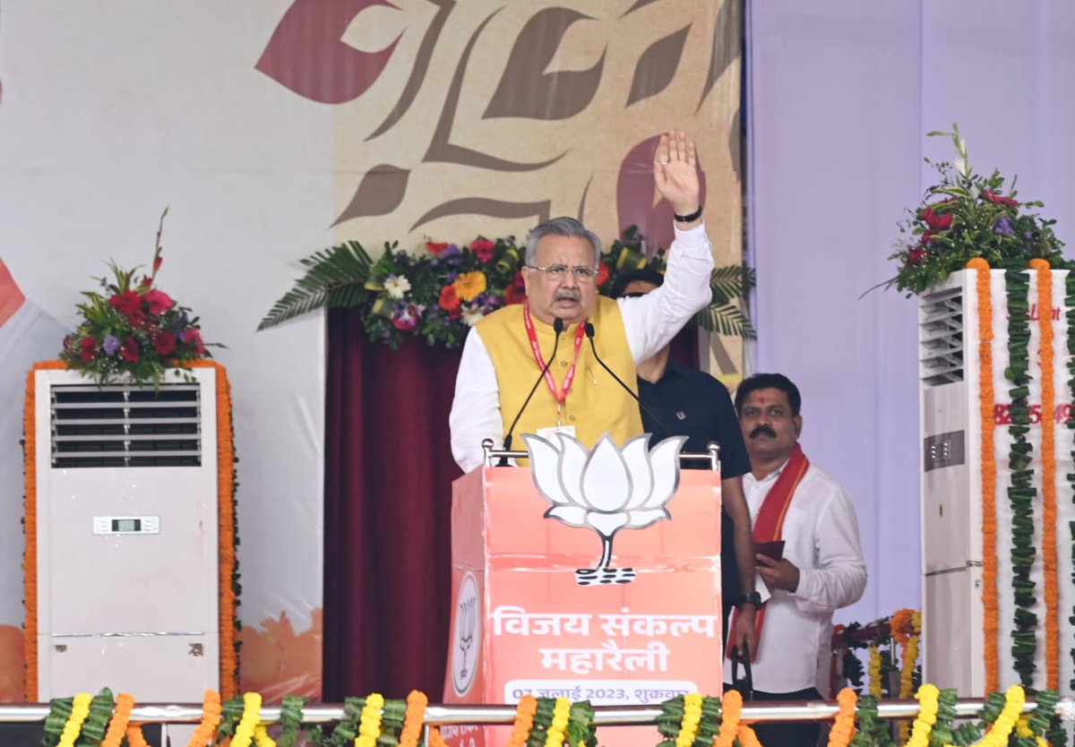 drramansingh's tweet photo. आज विजय संकल्प महारैली में माननीय प्रधानमंत्री श्री @narendramodi जी की गरिमामयी उपस्थिति से पूरा प्रदेश उत्साहित हो गया है।
श्री मोदी जी के संबोधन ने छ:ग मे��� कांग्रेसी कुशासन के विरुद्ध विकास की एक नई उमंग उठा दी है, अब यह लहर प्रदेश की भ्रष्टचारी कांग्रेसी सरकार को जड़ से उखाड़ कर पुनः एक बार भाजपा का सुशासन स्थापित करेगी।
#छत्तीसगढ़_बोले_मोदी_मोदी