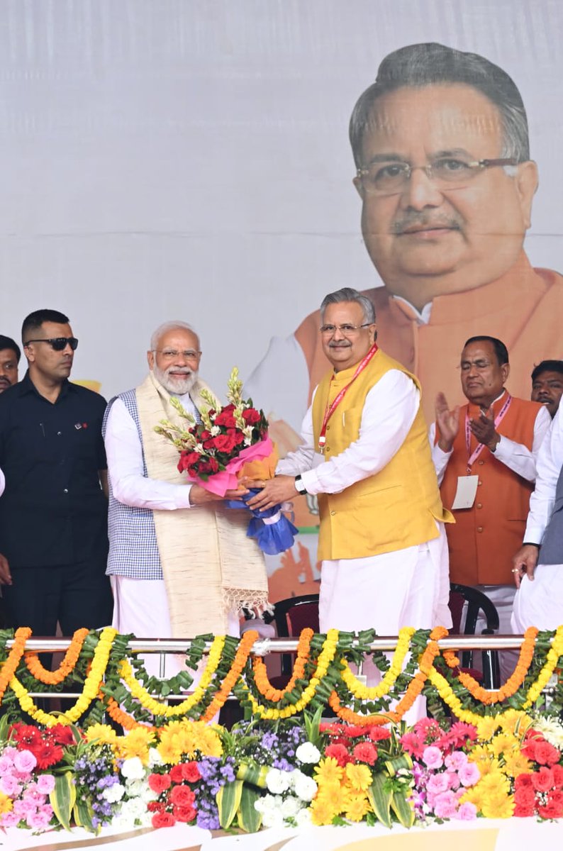 drramansingh's tweet photo. आज विजय संकल्प महारैली में माननीय प्रधानमंत्री श्री @narendramodi जी की गरिमामयी उपस्थिति से पूरा प्रदेश उत्साहित हो गया है।
श्री मोदी जी के संबोधन ने छ:ग मे��� कांग्रेसी कुशासन के विरुद्ध विकास की एक नई उमंग उठा दी है, अब यह लहर प्रदेश की भ्रष्टचारी कांग्रेसी सरकार को जड़ से उखाड़ कर पुनः एक बार भाजपा का सुशासन स्थापित करेगी।
#छत्तीसगढ़_बोले_मोदी_मोदी