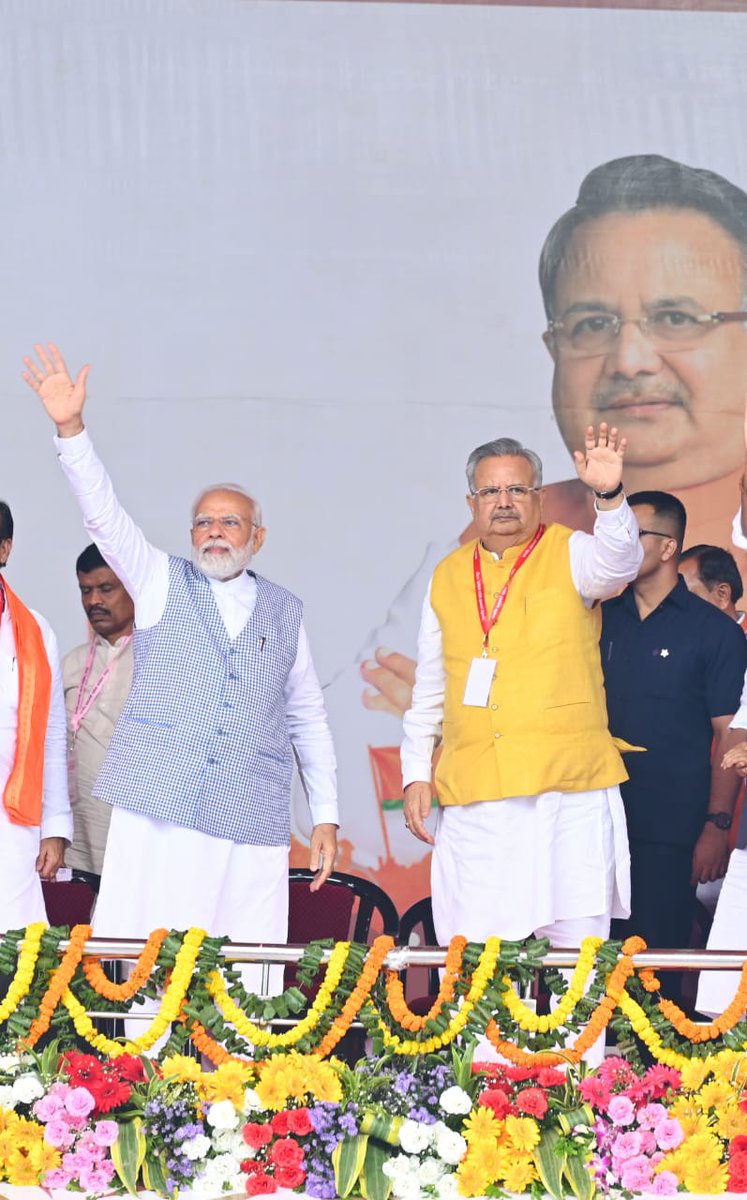 drramansingh's tweet photo. आज विजय संकल्प महारैली में माननीय प्रधानमंत्री श्री @narendramodi जी की गरिमामयी उपस्थिति से पूरा प्रदेश उत्साहित हो गया है।
श्री मोदी जी के संबोधन ने छ:ग मे��� कांग्रेसी कुशासन के विरुद्ध विकास की एक नई उमंग उठा दी है, अब यह लहर प्रदेश की भ्रष्टचारी कांग्रेसी सरकार को जड़ से उखाड़ कर पुनः एक बार भाजपा का सुशासन स्थापित करेगी।
#छत्तीसगढ़_बोले_मोदी_मोदी