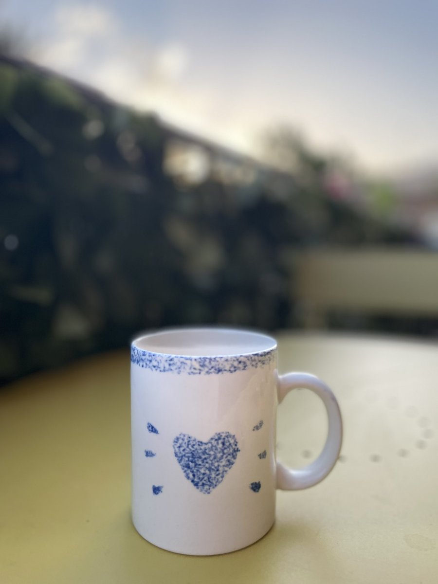 Professional integrity is what gives employees a reason to trust that leaders will place professional standards over their own self-interests.Let your people feel valued, less "queen" mode, more love and humanity. How are you leading your team? 
#leadershipmatters #integrityfirst