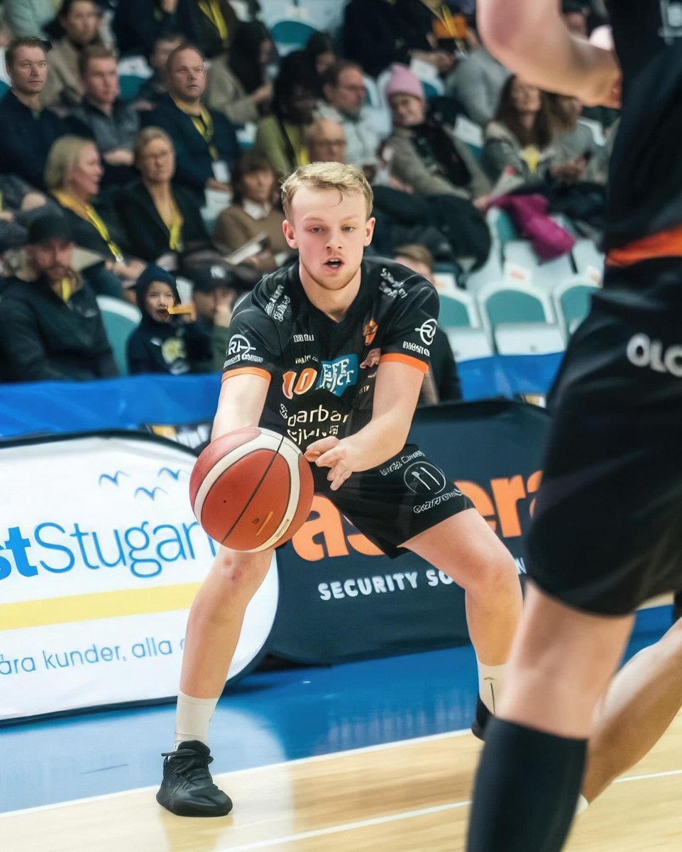 BorasBasket's tweet photo. Lagkamraternas favorit tillbaka för en ny säsong - Han beskrivs som den ultimata lagkamraten. En person och spelare som sprider god stämning i truppen, har en positiv attityd och som alltid ger allt på träning. Nu är Erik Juhlin klar för ytterligare en säsong. 🔥🖤🔥🖤🔥 https://t.co/JPcfXDPIHD