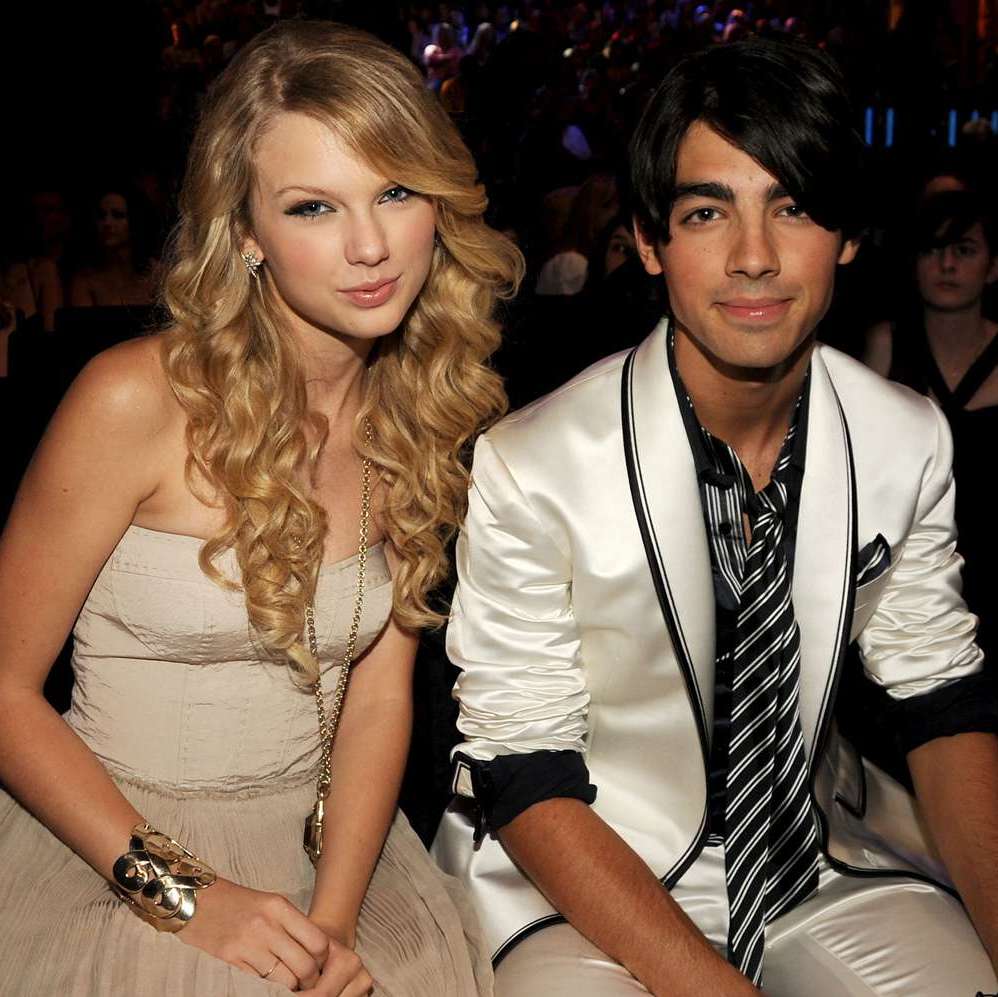 lisavslisa's tweet photo. "I love your handshake, meeting my father. I love how you walk with your hands in your pockets. How you'd kiss me when I was in the middle of saying something. There's not a day I don't miss those rude interruptions." 💜😭💔 #SpeakNowTaylorsVersion https://t.co/tEEkSnrPZa