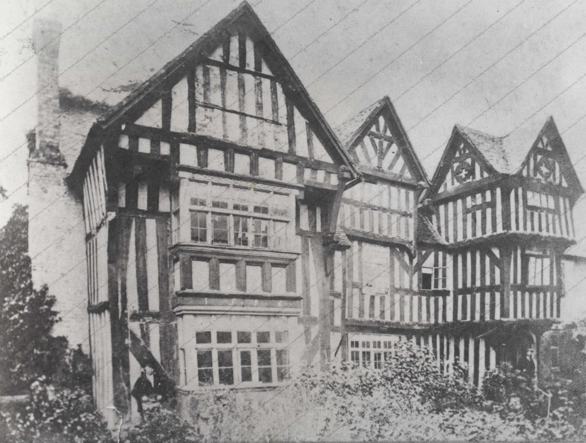 #FaunaFriday [pto/3916] shows family members on the grounds of Bradley Hall, #Kingswinford, feeding a gaggle of geese in 1914.

The Hall [pto/3917] dated 1596 was sold in 1924 &amp; knocked down. Its materials now exist as ‘Bradley Lodge’ in Stratford-upon-Avon.

Credit: Ron Davies