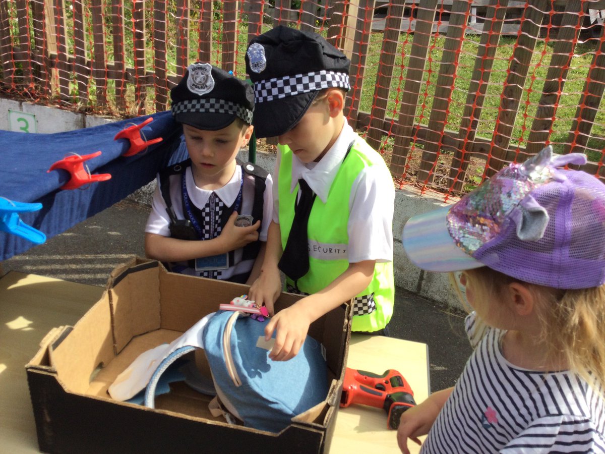 gfprimarycov's tweet image. Reception had a very exciting time at the airport and on their flight to Spain! Everyone played their part brilliantly. #GFReception #leavingonajetplane #GrangeFarmAirways 😎🛬🛬🧳