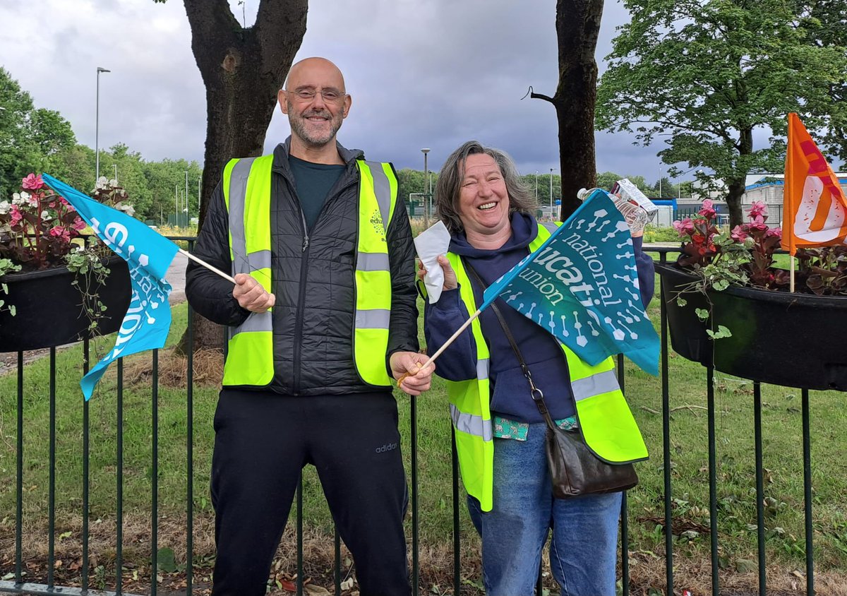 Great show of solidarity in Bury

#PayUp #TeacherStrike #SaveOurSchools
#DoYourJobGill 
@NEUnion @NEUNW_Region @MaryBoustedNEU @cyclingkev @DanielKebedeNEU