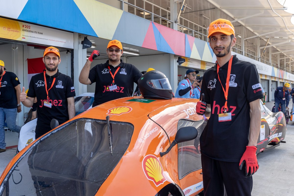 ShellMiddleEast's tweet image. تتنافس أربعة فرق من الشرق الأوسط في #ShellEcoMarathon بفريقين من كل من المملكة العربية السعودية وقطر. اجتازت جميع مركبات الفرق الفحص الفني وستنقل إلى الحلبة خلال اليومين المقبلين. نتمنى التوفيق لكل من 
@KFUniversity 
@QatarUniversity 
@TAMUQ 
@PSU_RUH