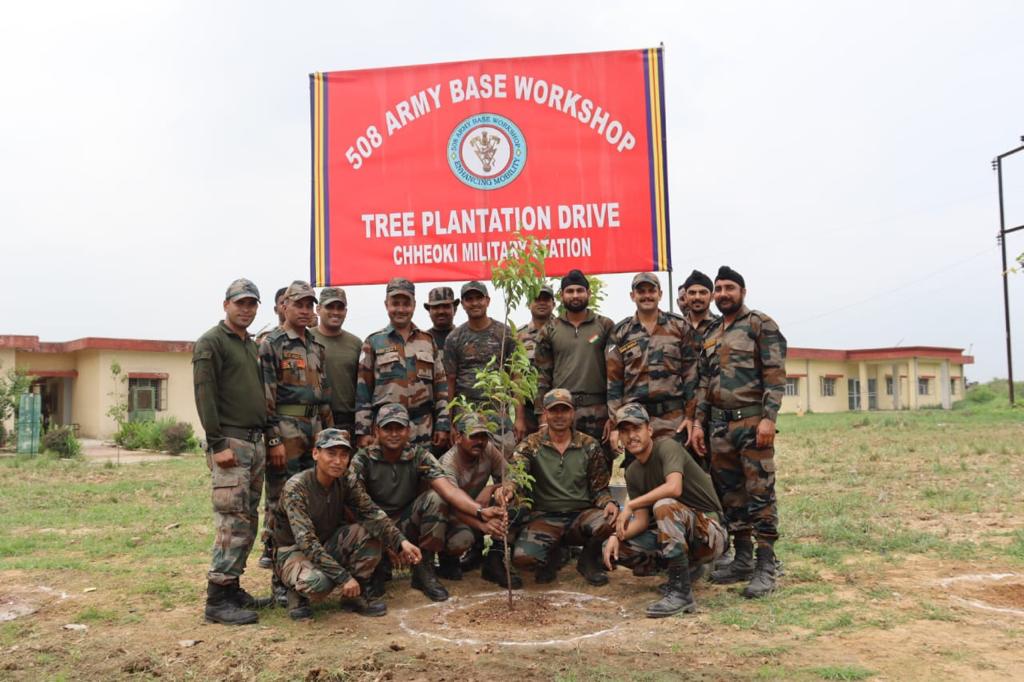 PROdefprayagraj's tweet image. #IndianArmy
#VanMahotsav2023 #MissionGoGreen Plantation of approx 14000 plants  including  native species has commenced with the onset of monsoons.
(2/2)