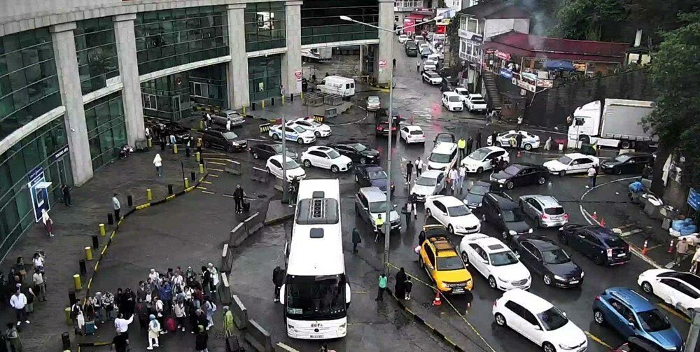 darkwebhaber's tweet photo. Sarp Sınır Kapısı’nda 15 kilometre araç kuyruğu oluştu

📌Yurt dışından alınan cep telefonlarının kayıt harcının 20 bin liraya yükseltilmesi Sarp Sınır Kapısı’nda yoğunluğa neden oldu

📌Doğu Karadeniz illerinden gelenler, Karadeniz Sahil Yolu'nda uzun kuyruklar oluşturdu

📌15 kilometreyi bulan kuyruk Hopa'ya kadar uzandı

📌Sınır kapısı koridorları insan akınına uğrarken, bazı kişiler araç kuyruğunda zaman kaybetmemek için yürüdü