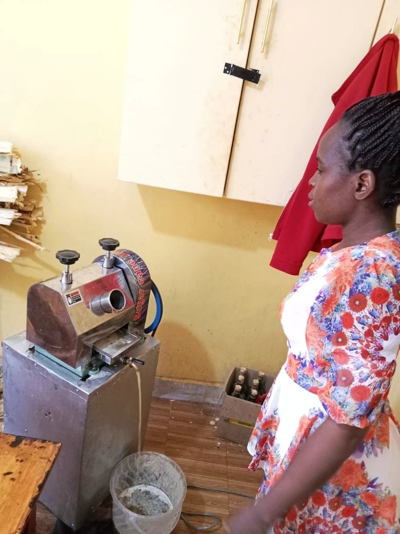 Isiolo_CEED's tweet photo. Through the ARIVE Project, Waso Youth Group can now make fresh sugarcane juice and sell to improve individual and group incomes. The youth are also members of Isiolo Youth PCVE Champions trained by @NCTC_Kenya to prevent radicalization among other youths.
@theGCERF 
@tendasasa https://t.co/X3bjJ8hQFd