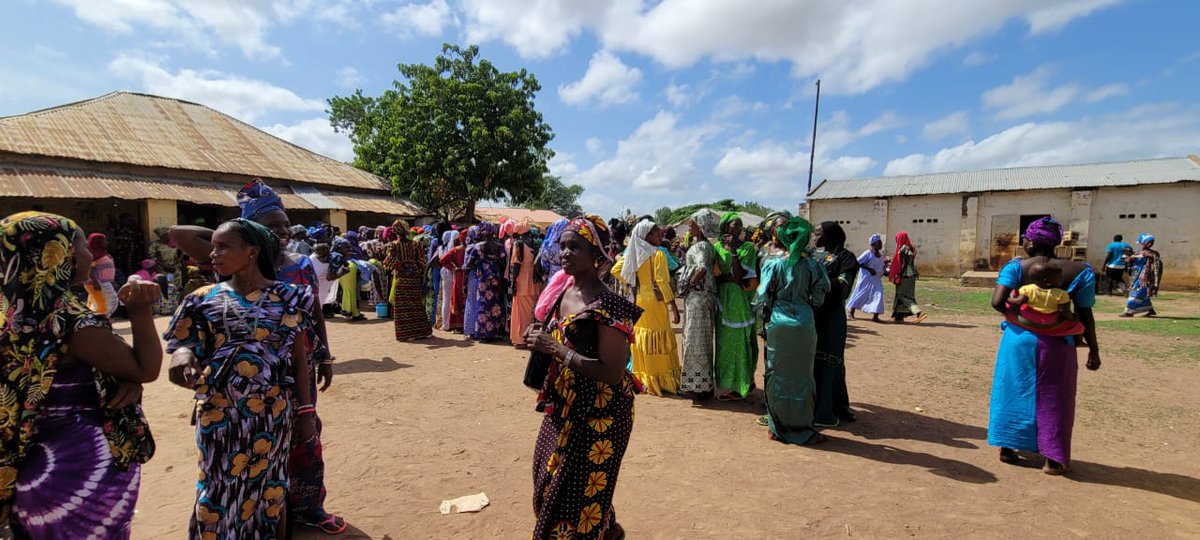 DelAgua_Gambia's tweet photo. Distributions of #ImprovedCookstoves currently happening in Sami, Niani & Nianija districts.
This program is financed by the sale of carbon credits; this is how you can support the distribution of more stoves https://t.co/SevLqksLLW
#LiveWellGMB https://t.co/dJfojRVen8